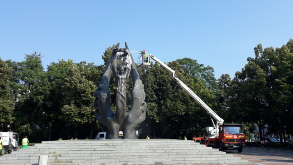 Преди 6 септември: Мият с шампоан паметника на Съединението в Пловдив | StandartNews.com