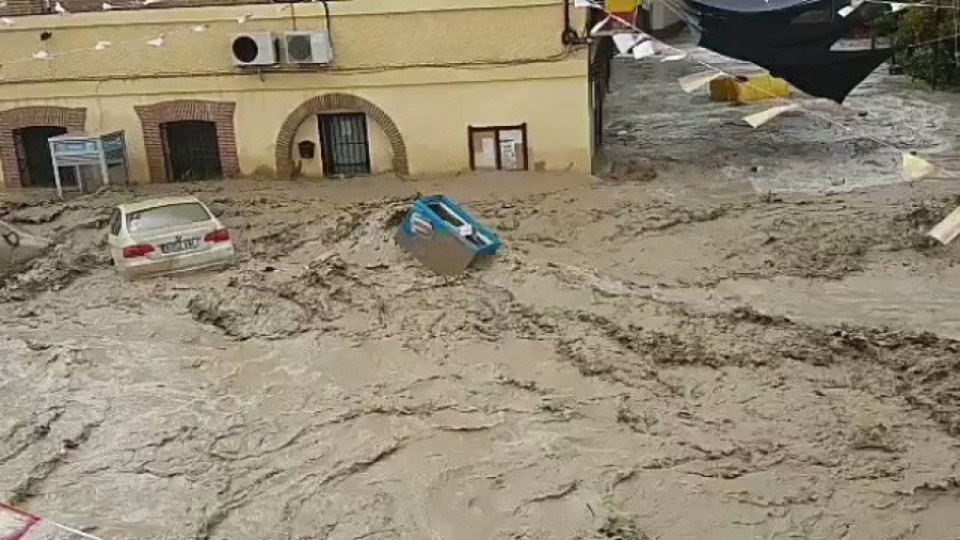 Наводнение в Испания - къщи и улици са под вода | StandartNews.com