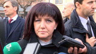 Караянчева: Коалиционен съвет решава утре за трите министерски оставки