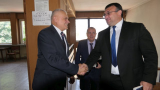 Валентин Радев е доволен, че приемникът му е човек от системата