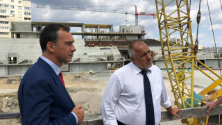 Премиерът провери строителството на спортна зала в Бургас