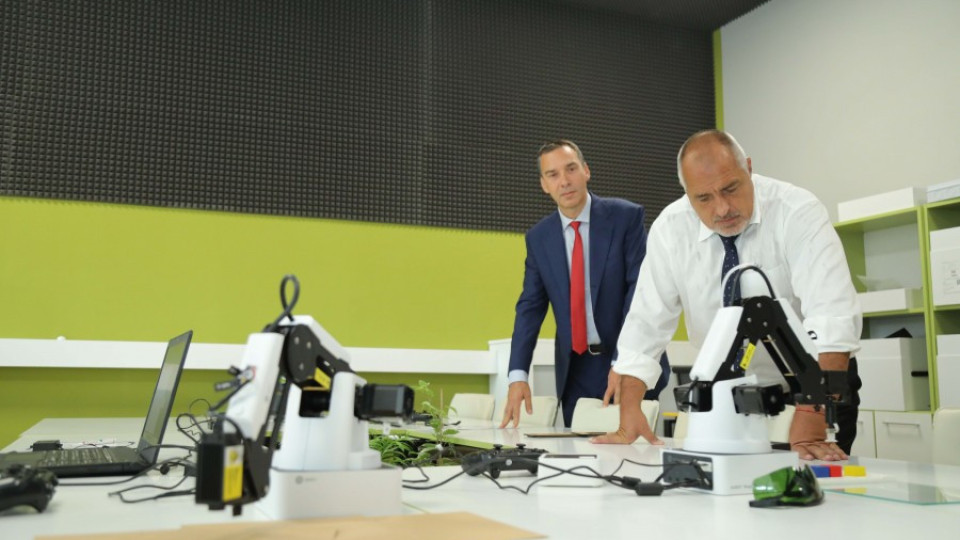Борисов и министърът на образованието откриха нова гимназия в Бургас | StandartNews.com
