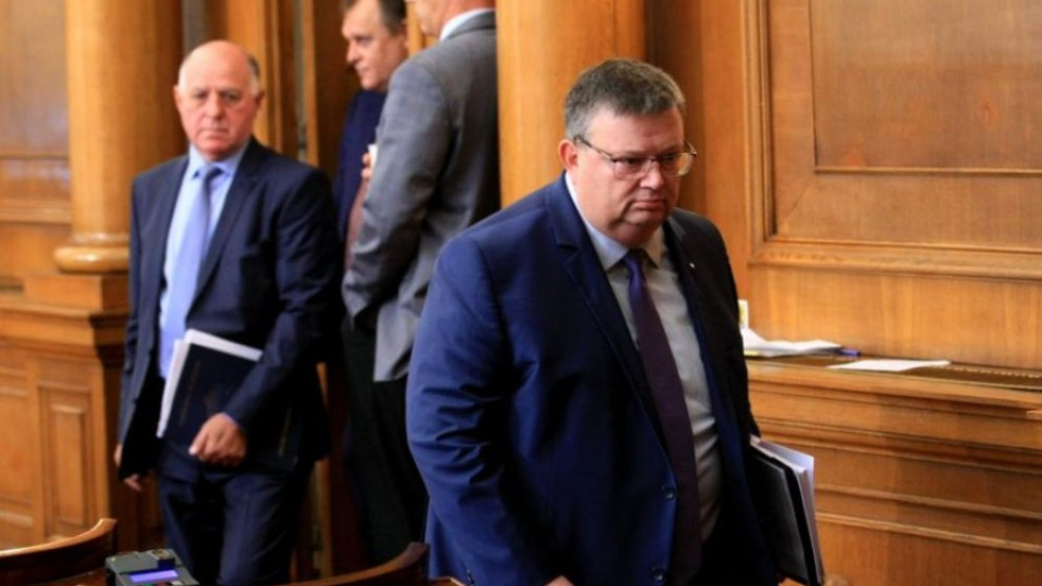 Цацаров се оплака от експертизата и кадровото обезпечаване в разследването | StandartNews.com