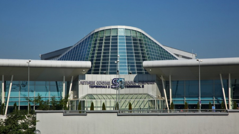 Служител бе уволнен на Летище София заради пуснати без проверка пътници от Ливан  | StandartNews.com