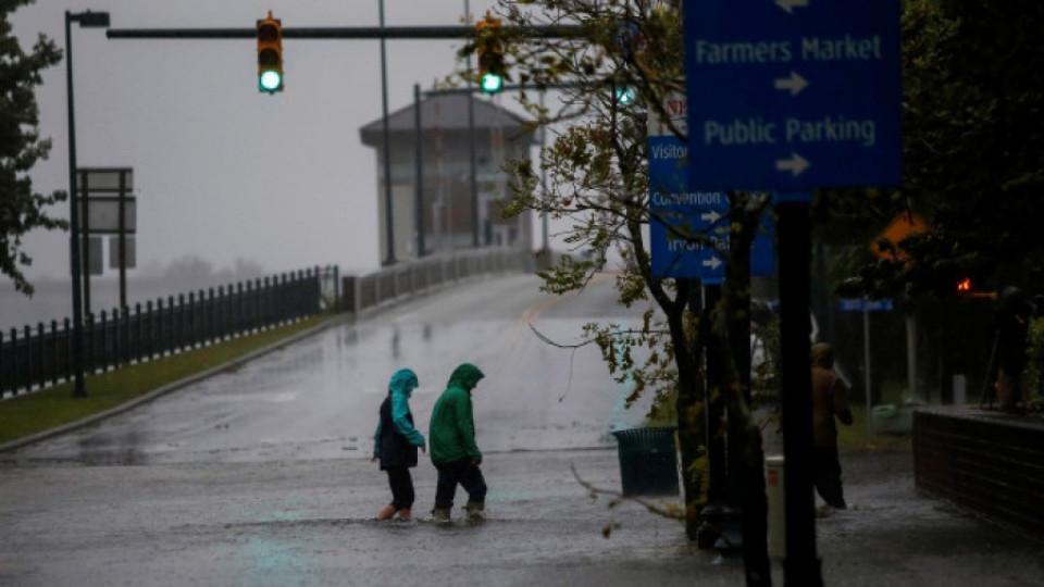 До часове ураганът „Флорънс” удря източното американско крайбрежие | StandartNews.com