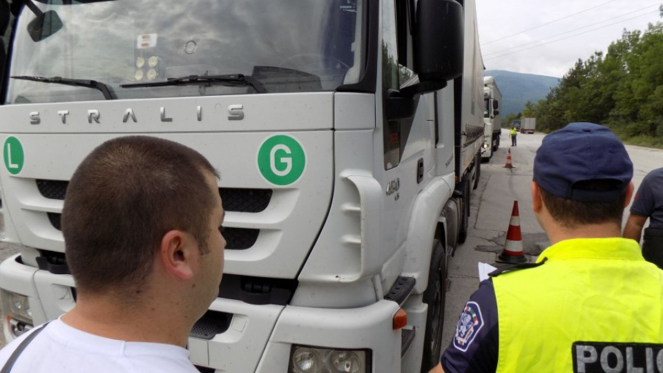 В петък следобед спират движението на камионите над 12 т по най-натоварените пътища | StandartNews.com