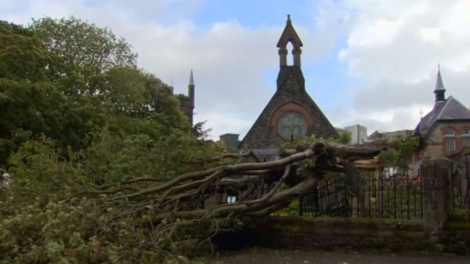 Буря във Великобритания: Двама души са загинали, над 200 хиляди останаха без ток | StandartNews.com