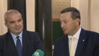 Сблъсък ГЕРБ - БСП преди гласуването на оставките