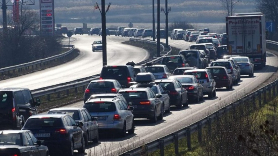 Голямото изнасяне започна! Чака се адски трафик в цяла България, вижте алтернативните пътища | StandartNews.com