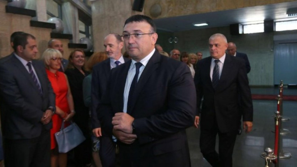 След като стана министър, съпругата на Маринов го посрещнала с въпроса: Сега още повече ли ще липсваш от вкъщи? | StandartNews.com