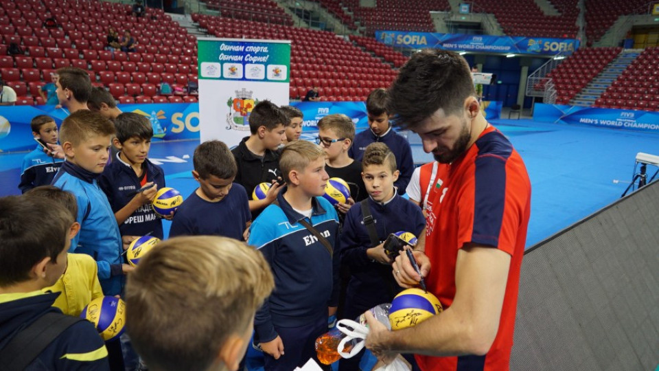 Волейболните национали зарадваха десетки деца с автографи и селфита | StandartNews.com