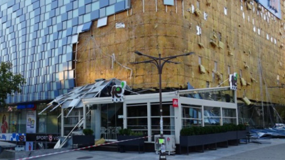 Как е паднала фасадата на мола в Благоевград? | StandartNews.com