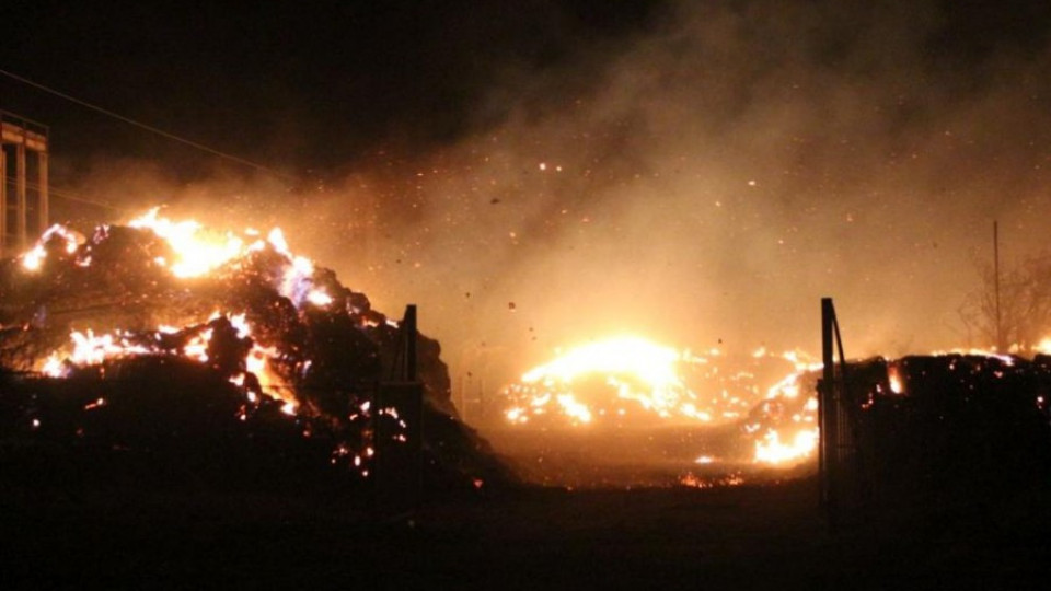 Пожарникари цяла нощ се борят с огнена стихия в Сливен | StandartNews.com