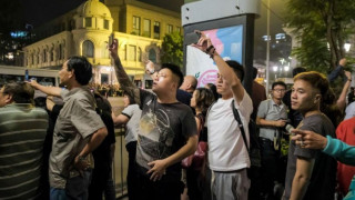 Хората изпълниха улиците на Ханой, за да оплачат починалия президент