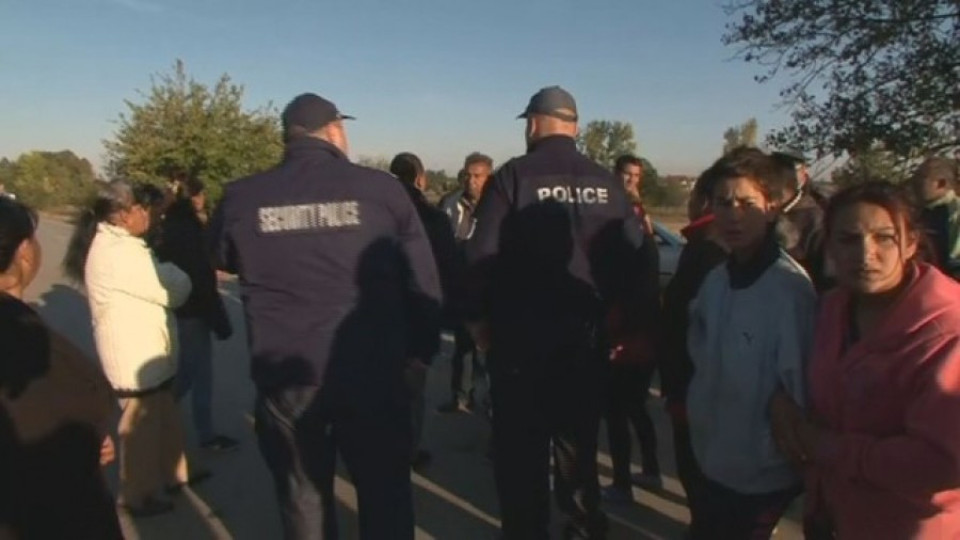 Напрежение в Търнак: Близки на блъснатото дете блокираха пътя към селото | StandartNews.com