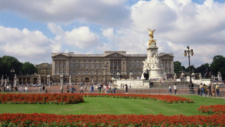 Кралица Елизабет II ще освободи стаите си в Бъкингамския дворец през 2025 година | StandartNews.com