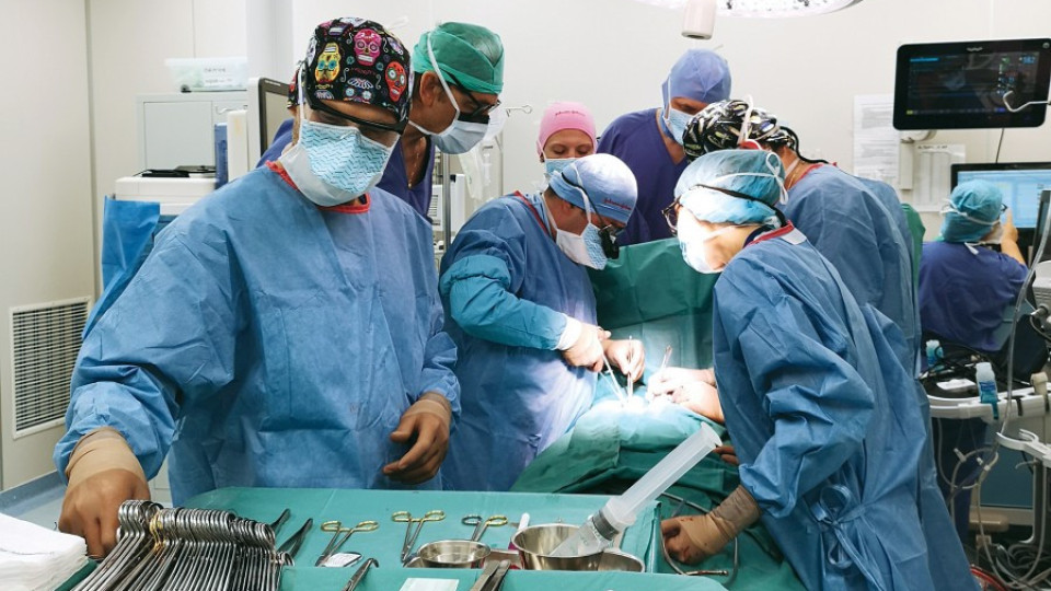 Водещ европейски кардиохирург демонстрира сложна оперативна техника пред българските си колеги в Аджибадем Сити Клиник Сърдечно-съдов център | StandartNews.com