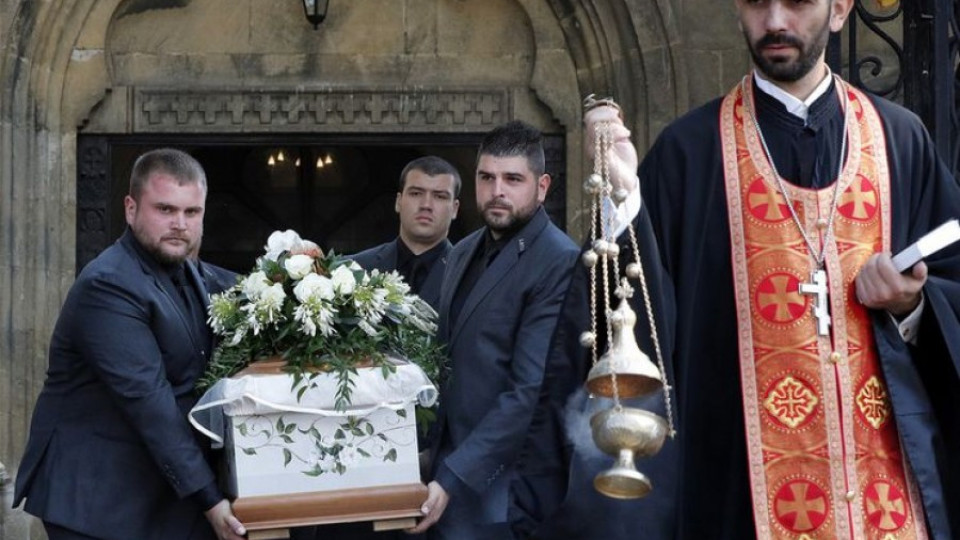 Роднини и приятели казаха последно сбогом на убитата Виктория Маринова  | StandartNews.com