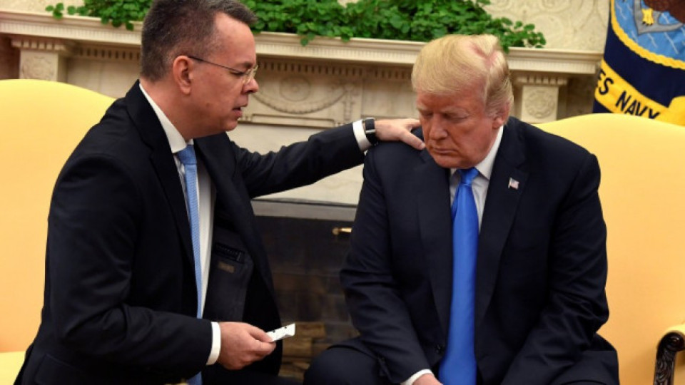 Тръмп посрещна освободения от Турция пастор Брънсън в Белия дом | StandartNews.com