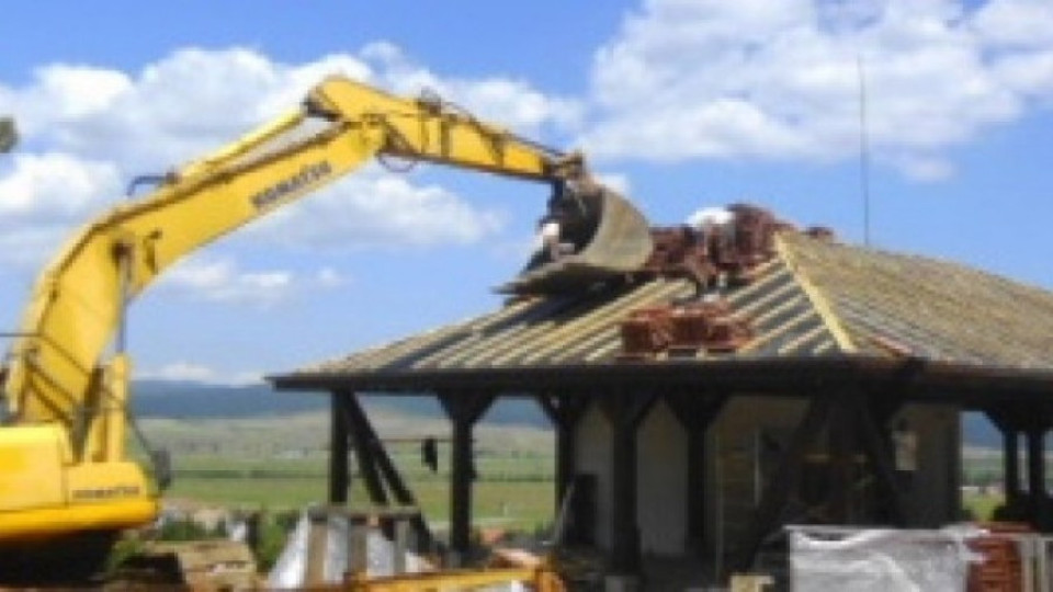 Багери събарят незаконни ромски къщи в Пловдив | StandartNews.com