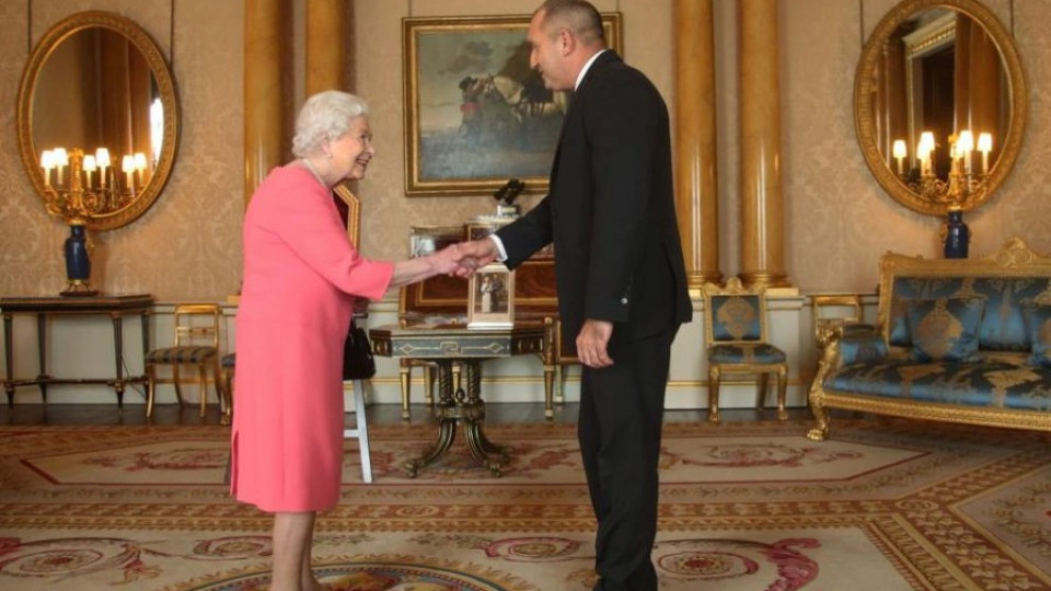 Какво подариха президентът Румен Радев и съпругата му на кралица Елизабет II? | StandartNews.com