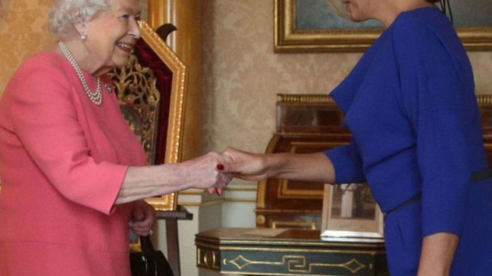 Българска шевица на ревера на британската кралица | StandartNews.com