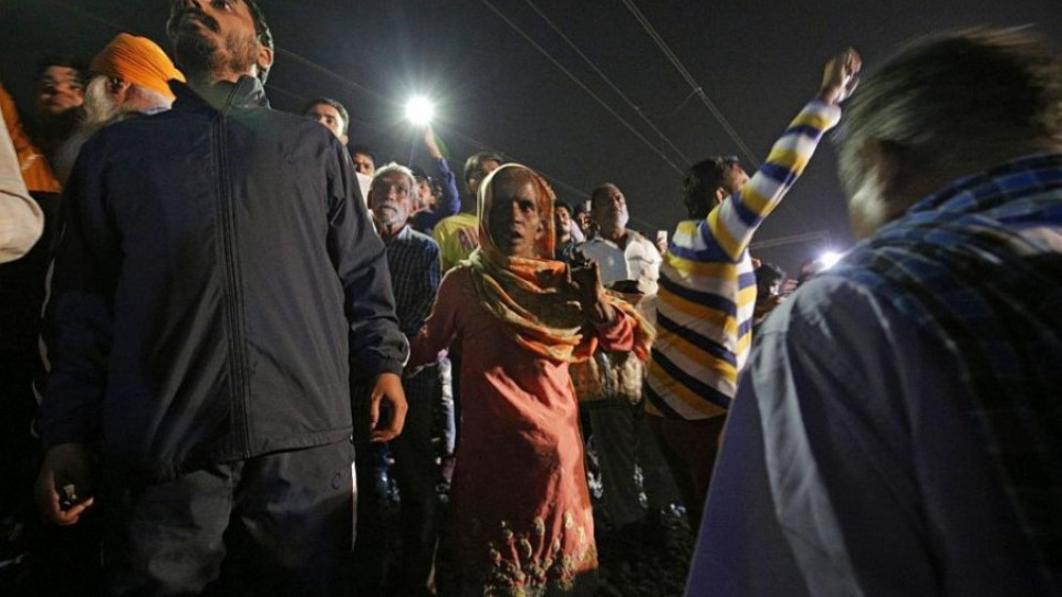 След жестокия инцидент с влак в Индия: най-малко 61 загинали | StandartNews.com