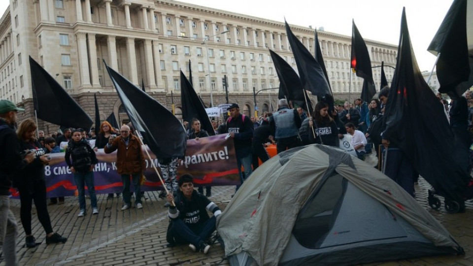 Майки на деца с увреждания на протест с искане на оставката на Валери Симеонов | StandartNews.com