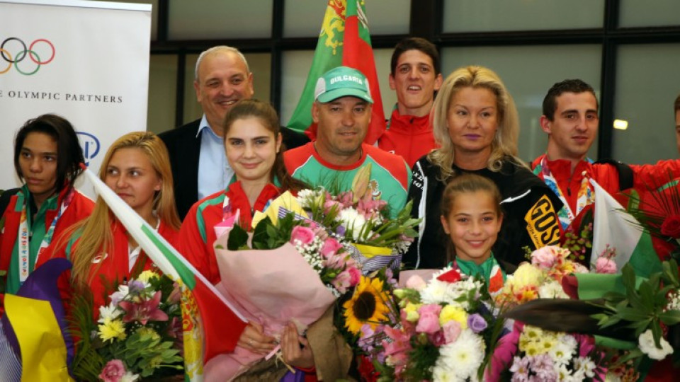Медалистите ни от младежката олимпиада се прибраха в България | StandartNews.com