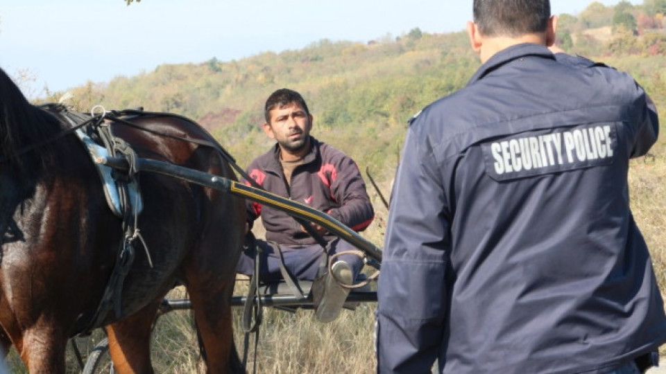 Двама задържани и един се издирва след сблъсъците между роми и полицаи в Мъглиж | StandartNews.com