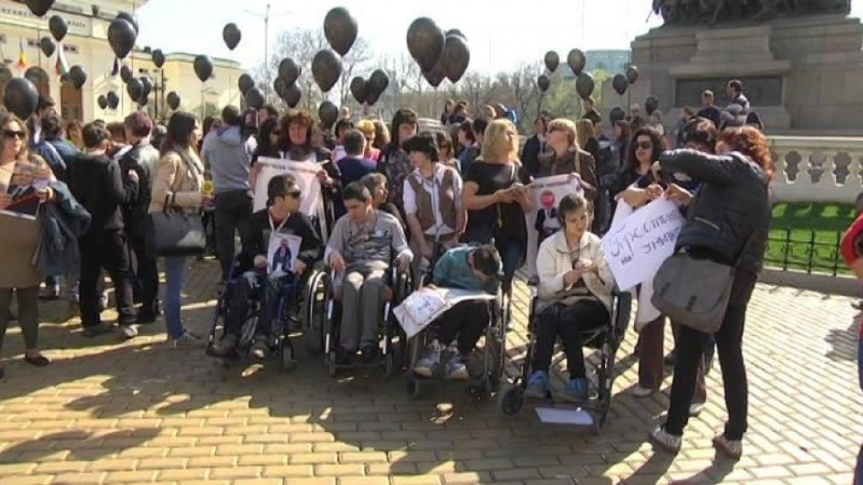 Осми пореден ден на протест на майките на деца с увреждания | StandartNews.com