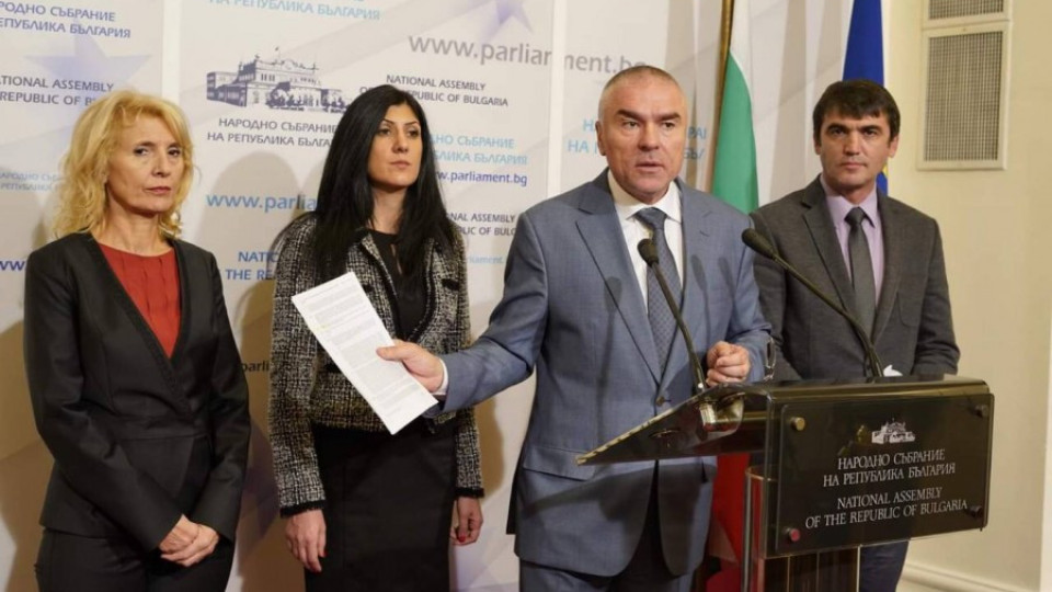 ВОЛЯ отново иска Красимир Каракачанов и Валери Симеонов вън от кабинета | StandartNews.com
