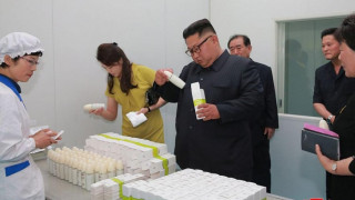 Кой и как следи здравето на севернокорейския лидер?