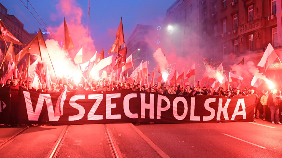 Изгориха знамето на ЕС на шествие в Полша | StandartNews.com