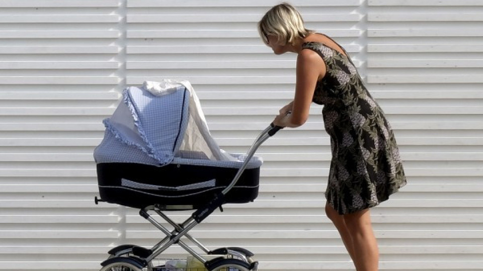 Кола помете детска количка – 2-годишно с комоцио | StandartNews.com