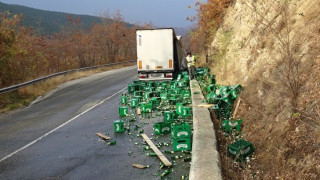 Камион изсипа стотици литра бира на пътя след Симитли