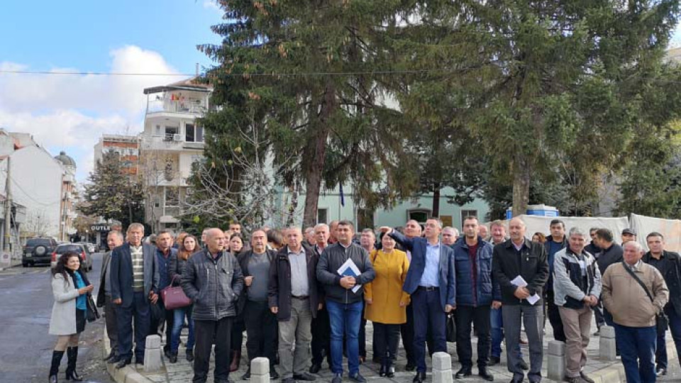 Мълчалив протест на кметове пред Горското в Кърджали | StandartNews.com