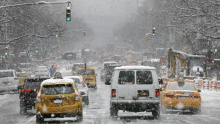 Сняг парализира Ню Йорк