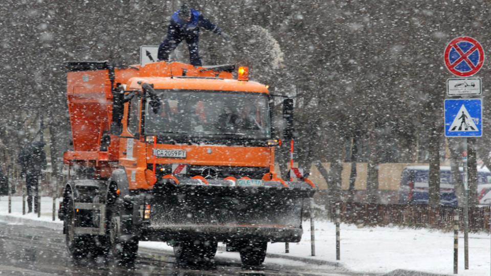 3000 снегорина в готовност по пътищата | StandartNews.com