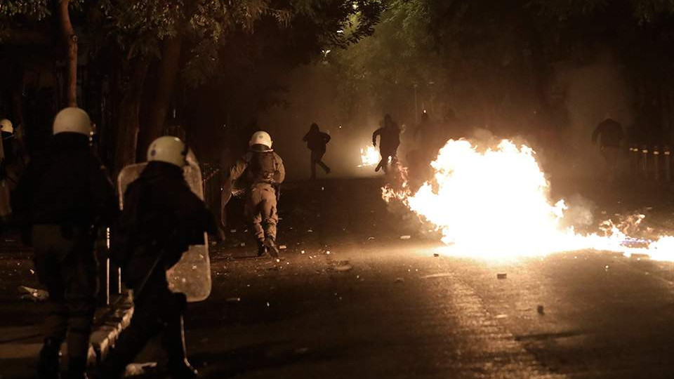 Анархисти скочиха на министри и депутати в Атина | StandartNews.com