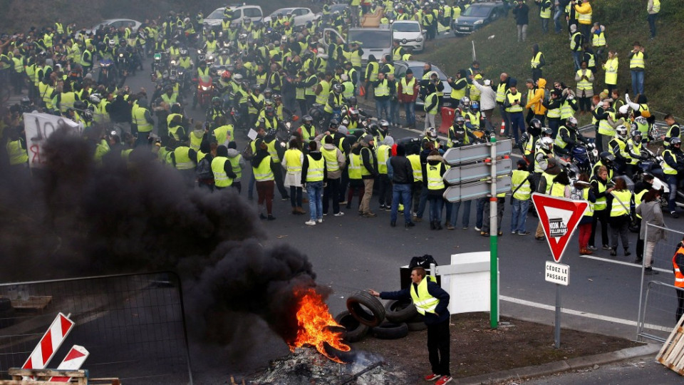 Над 400 пострадаха при протестите във Франция | StandartNews.com