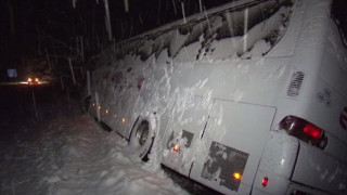 Автобус пропадна в канавка край Севлиево