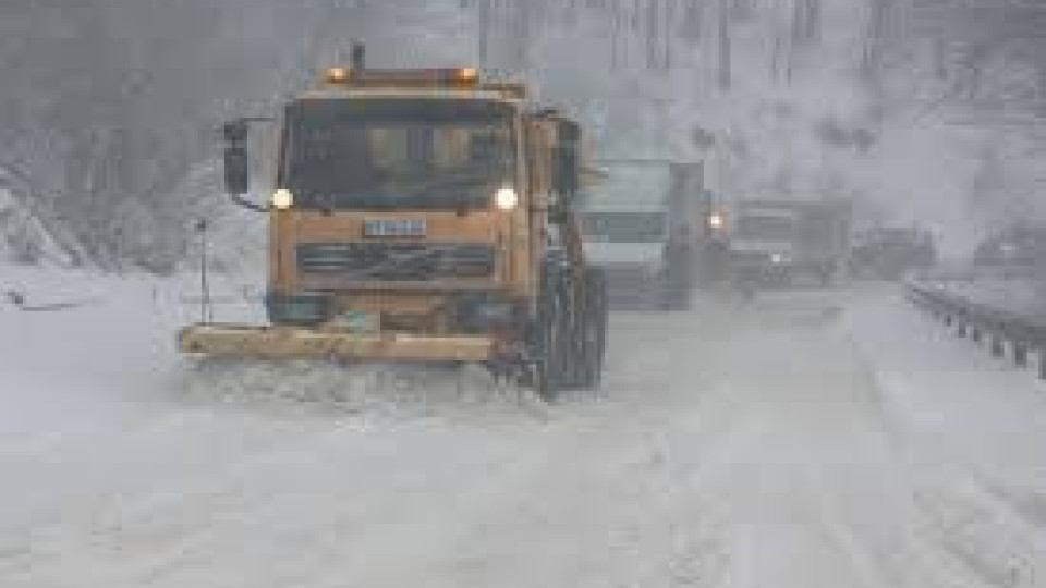 Заради силния сняг спряха тировете между Пловдив и София | StandartNews.com