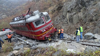 Разчистват скалите от жп линията в Кресна (ОБНОВЕНА)