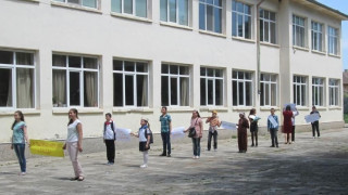 Два класа възрастни тръгват на училище в Дулово