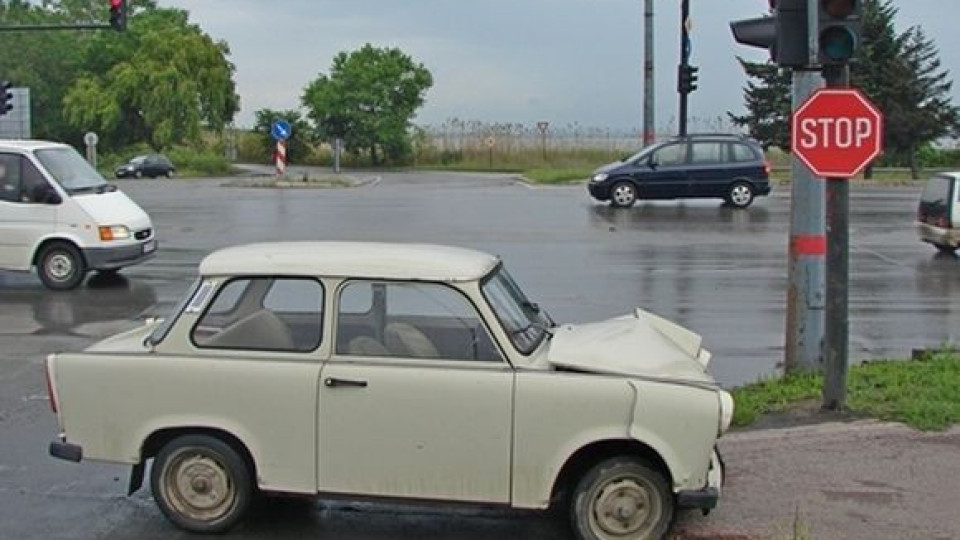 Пенсионер с трабантче блъсна пешеходец в Бургас | StandartNews.com