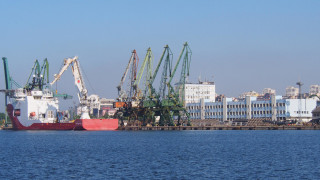 Служители от Пристанище Варна-Запад на протест