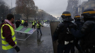 Сълзотворен газ срещу протестиращи в Париж