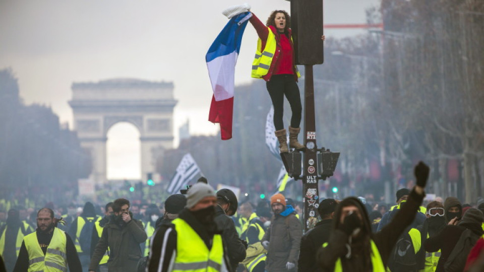 Разпръскват с газ и водни  оръдия протестиращи в Париж  | StandartNews.com