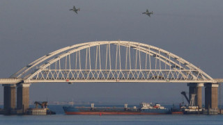 Морският сблъсък на Русия с Украйна удари рублата (Обзор)